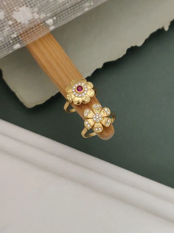 Reversible_Gold-Plated_Floral_and_Geometric_Ring_Set