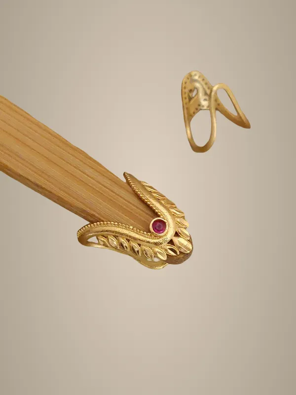 Elegant_Snake_Design_Gold-Toned_Ring_with_Ruby_Stone