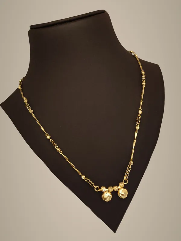 Elegant_Gold-Tone_Chain_Necklace_with_Pearl_Drop_Pendant