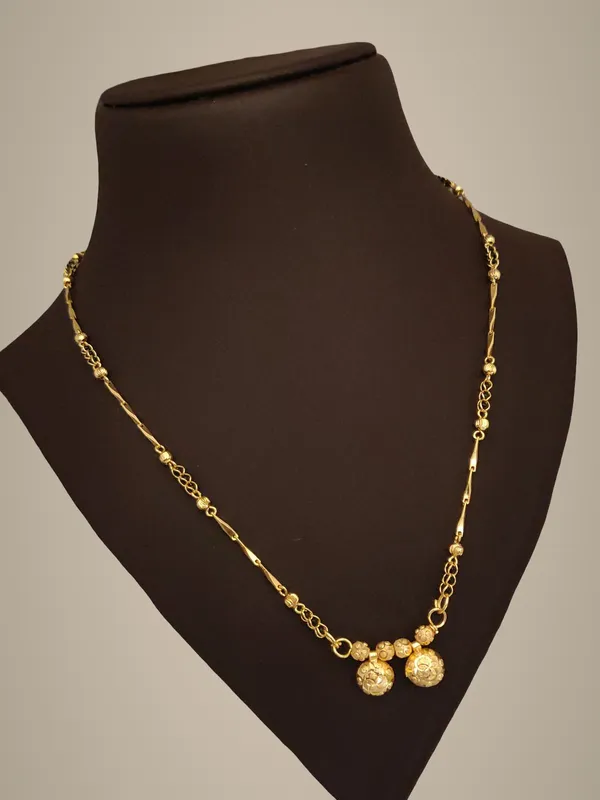 Elegant_Gold-Toned_Chain_Necklace_with_Ball_Pendant