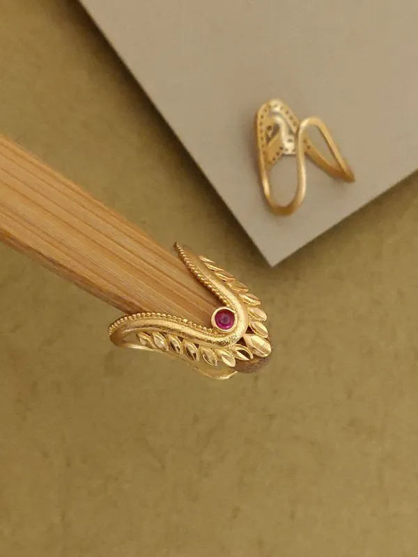 Elegant_Snake_Design_Gold-Toned_Ring_with_Ruby_Stone