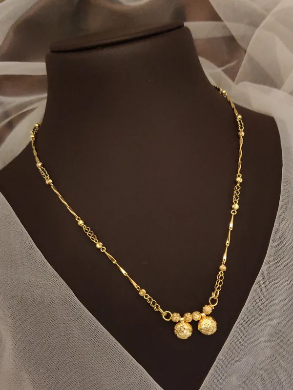 Elegant_Gold-Toned_Chain_Necklace_with_Ball_Pendant