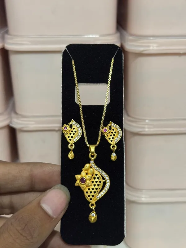 Trendy_Gold_Plated_Floral_Net_Design_Pendant_Set_Stone_Studded_Chain_Pendant_With_Drop_Earrings_For_Women_Party_Wedding_Jewellery