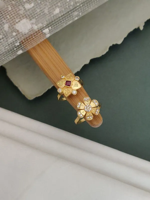 Reversible_Gold-Plated_Floral_and_Geometric_Ring_Set