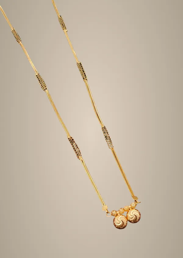 Gold-Toned_Beaded_Chain_Necklace_with_Floral_Pendant