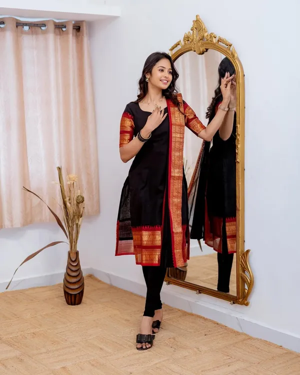 Ethnic_Motifs_Regular_Kurta_With_Dupatta
