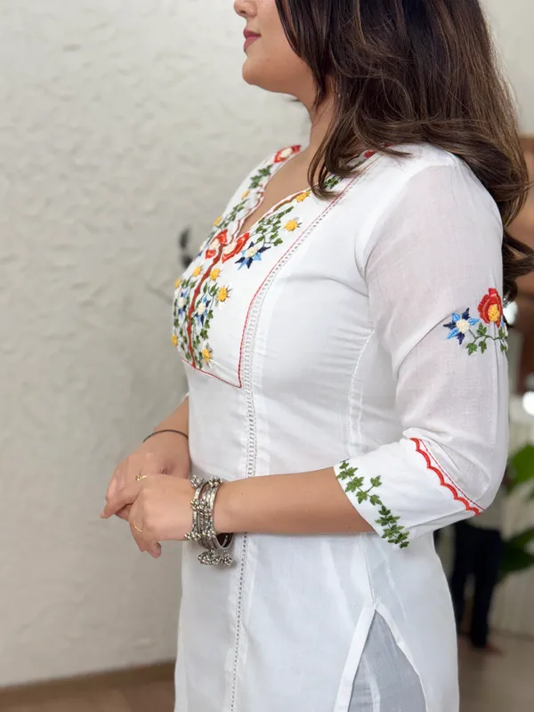 Women_Floral_Embroidered_Regular_Thread_Work_Pure_Cotton_Kurta_with_Trousers