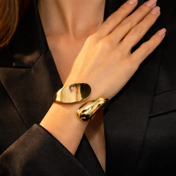 Gold-Plated_Curved_Statement_Bracelet_With_Mirror_Finish