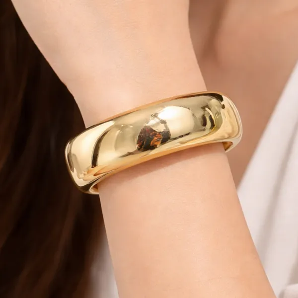 Elegant_Gold-Plated_Bangle_Bracelet