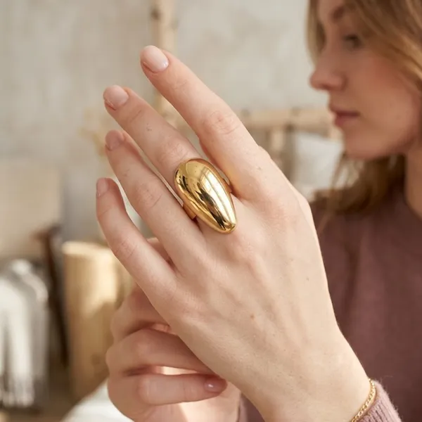 Smooth_Teardrop_Gold_Statement_Ring