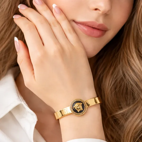 Elegant_Gold-Tone_Medusa_Emblem_Bangle_Bracelet_For_Women