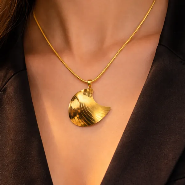 Gold-Plated_Textured_Shell_Pendant_Necklace_For_Women