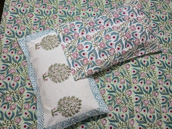 Floral_Hand_Block_Printed_Cotton_Bedsheet_With_Matching_Pillow_Covers_(108_X_108_inches)