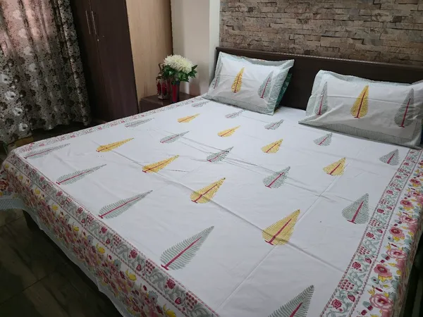 Floral_Hand_Block_Printed_Cotton_Bedsheet_With_Matching_Pillow_Covers_(108_X_108_inches)
