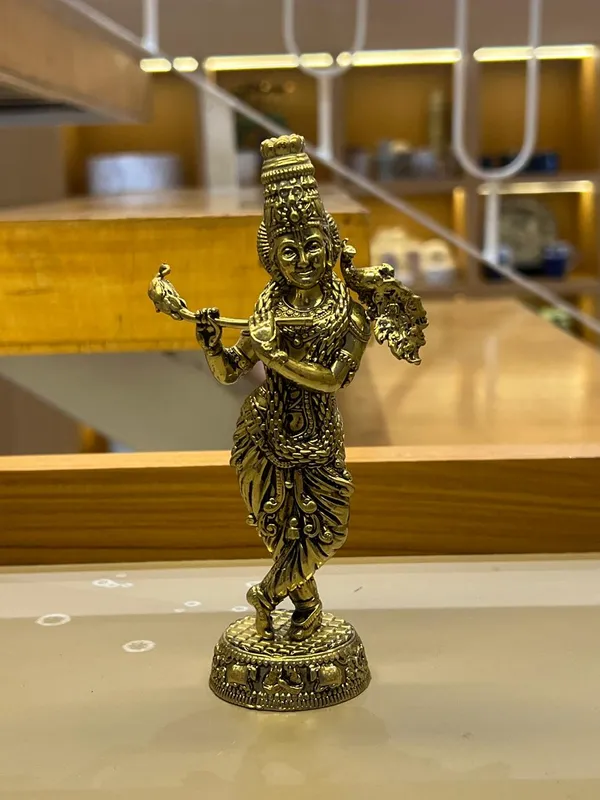 Brass_Krishna_Idol_With_Flute_And_Peacock_Feather