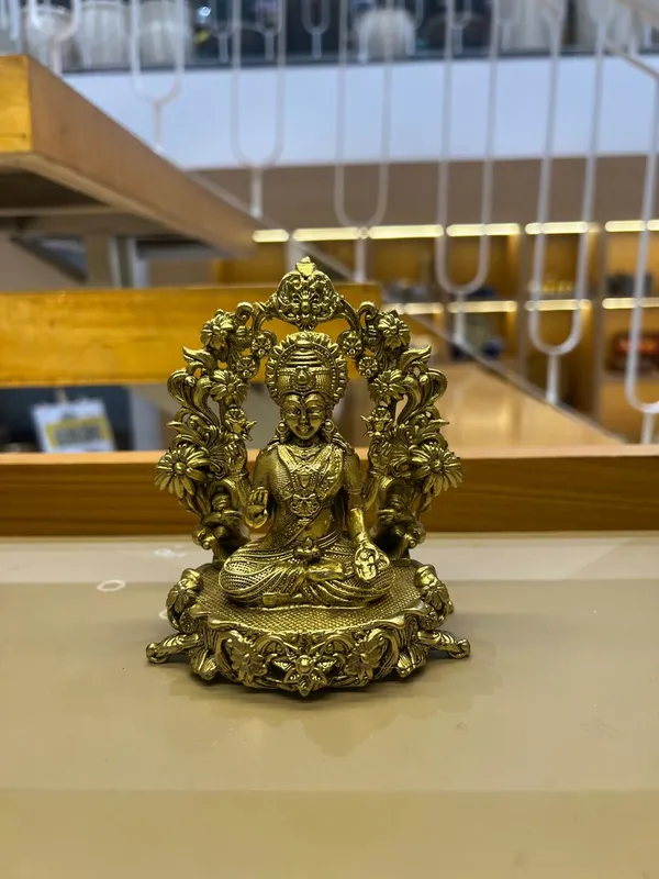Brass_Lakshmi_Idol_-_Golden_Goddess_Statue_For_Pooja_And_Home_Decor
