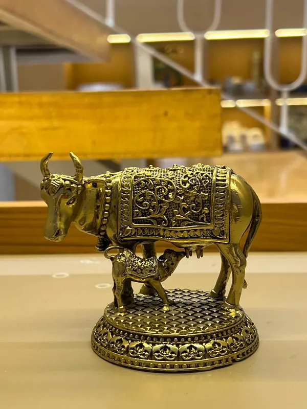 Decorative_Brass_Kamdhenu_Cow_And_Calf_Statue_With_Intricate_Carvings