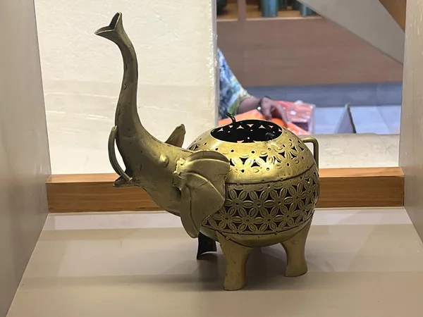 Metal_Elephant_Decorative_Tea_Light_Holder_With_Intricate_Cutout_Design