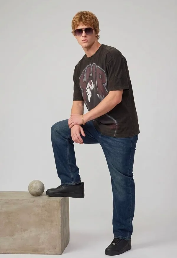 Black_Cotton_Graphic_Print_Oversized_T-Shirt_for_Men