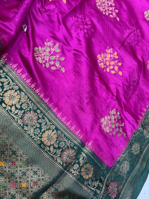 Magenta_Banarasi_Silk_Saree_With_Green_Border_And_Golden_Zari_Work