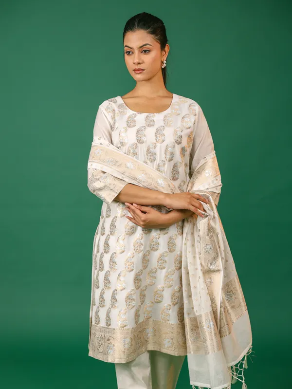 Ivory_Embroidered_Kurta_Set_With_Dupatta_-_Elegant_3-Piece_Ethnic_Wear