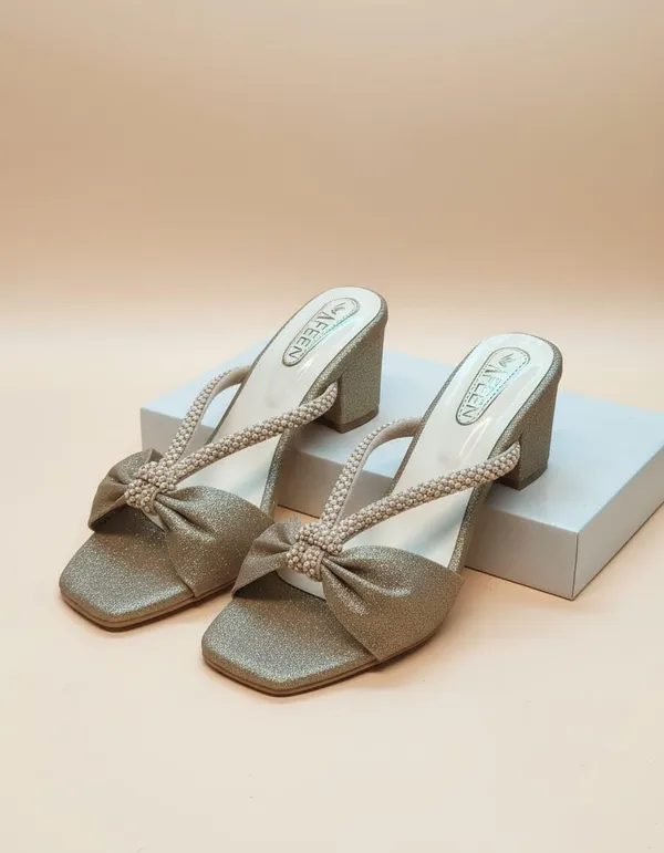 Effortless_Glamour_With_These_Stunning_Mule_Heels_Designed_To_Add_A_Touch_Of_Sparkle_To_Every_Outfit_Featuring_A_Chic_Open_Toe_Silhouette_And_A_Beautifully_Crafted_Bow_Detail_These_Sandals_Are_Perfect_For_Both_Festive_Occasions_And_Evening_Outings