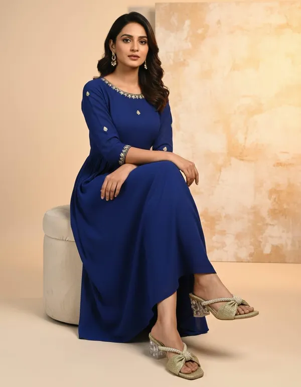 Effortless_Glamour_With_These_Stunning_Mule_Heels_Designed_To_Add_A_Touch_Of_Sparkle_To_Every_Outfit_Featuring_A_Chic_Open_Toe_Silhouette_And_A_Beautifully_Crafted_Bow_Detail_These_Sandals_Are_Perfect_For_Both_Festive_Occasions_And_Evening_Outings