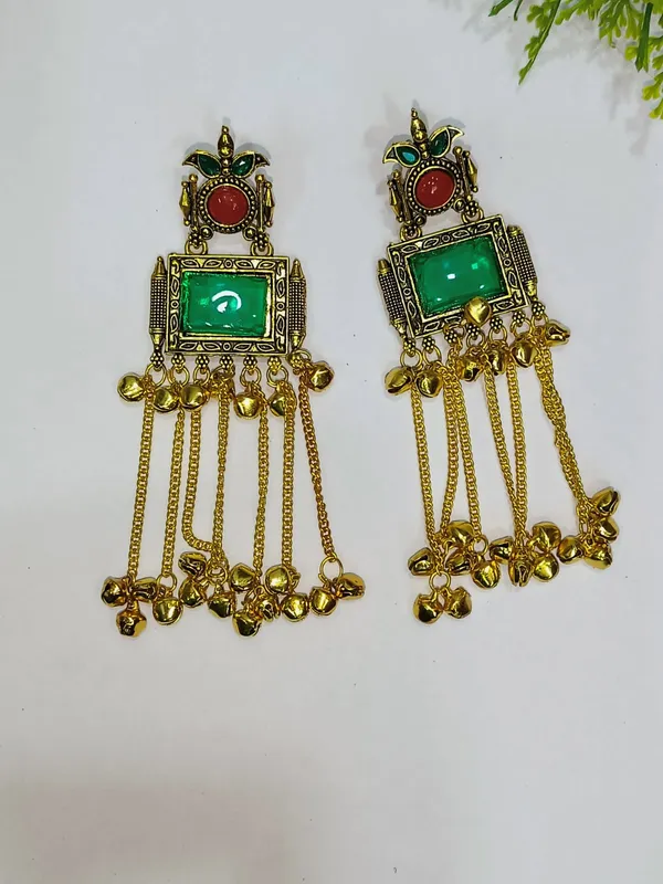 Antique_Gold_Temple_Earrings_|_Emerald_Green_Stone_Red_Top_Ghungroo_Chain_Tassel_Dangler