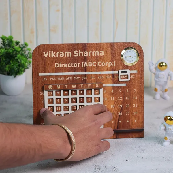 Personalized_Wooden_Perpetual_Desk_Calendar_With_Clock_-_Customizable_Name_And_Quote