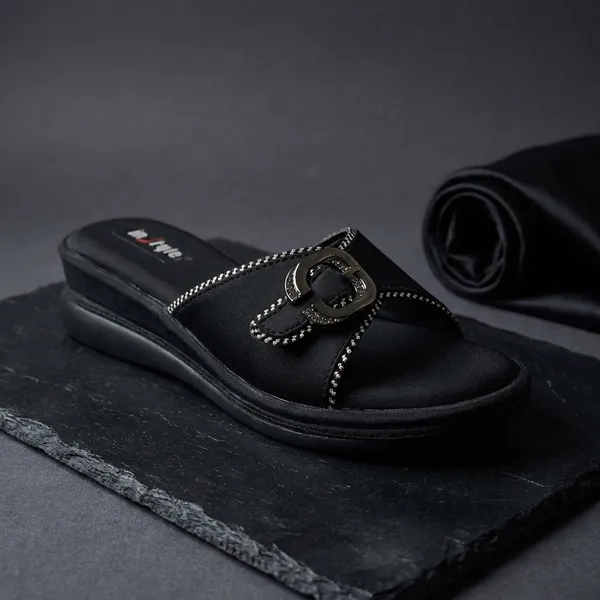 Women's_Stylish_Black_Flat_Sandal_With_Decorative_Buckle