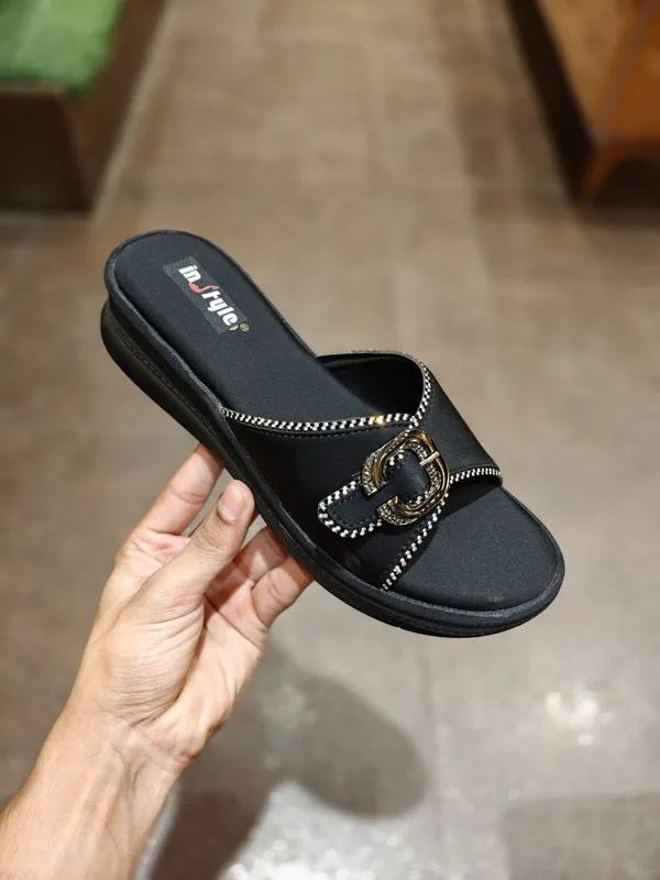 Women's_Stylish_Black_Flat_Sandal_With_Decorative_Buckle