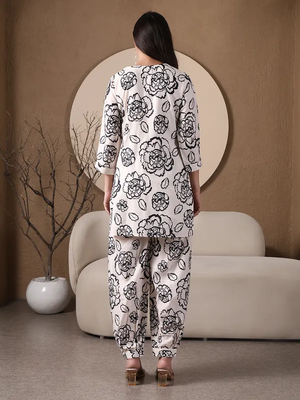Floral_Print_Co-ord_Set_With_Decorative_Brooch_-_White_And_Black