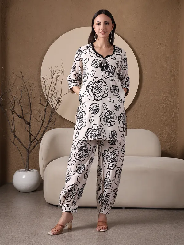 Floral_Print_Co-ord_Set_With_Decorative_Brooch_-_White_And_Black