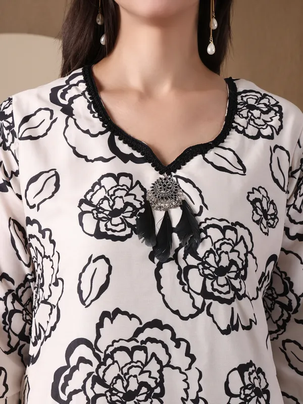 Floral_Print_Co-ord_Set_With_Decorative_Brooch_-_White_And_Black