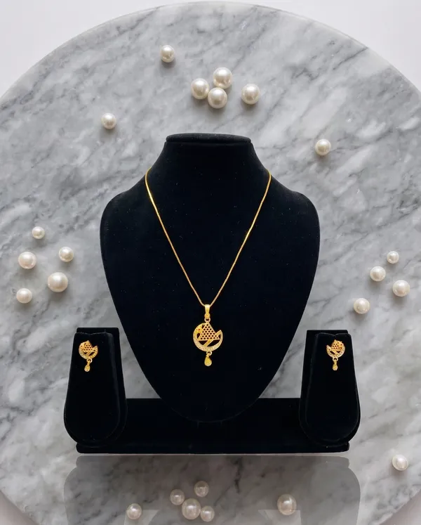 Golden_Peacock_Design_Pendant_Necklace_Set_With_Earrings
