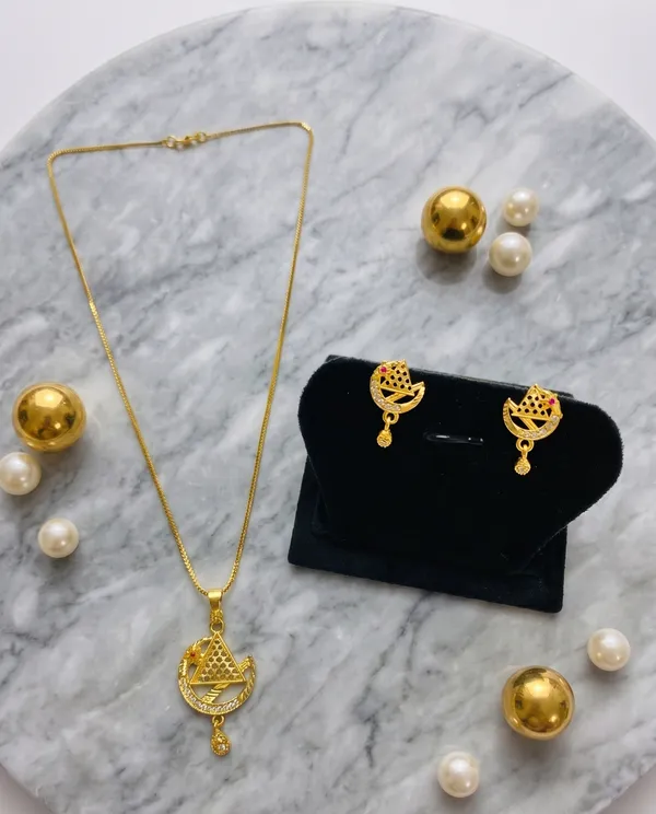 Golden_Peacock_Design_Pendant_Necklace_Set_With_Earrings