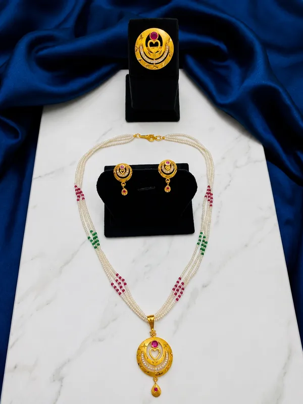 Golden_Kundan_Ruby_Pendant_Necklace_Set_With_Earrings_And_Ring