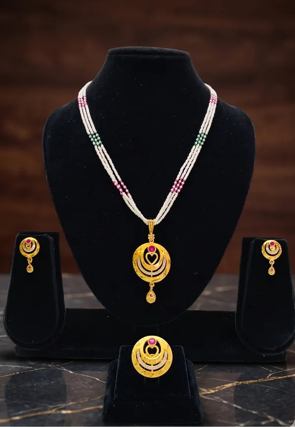 Golden_Kundan_Ruby_Pendant_Necklace_Set_With_Earrings_And_Ring