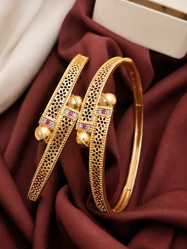 Golden_Textured_Bangle_With_Pearl_And_Stone_Embellishments_Bangle