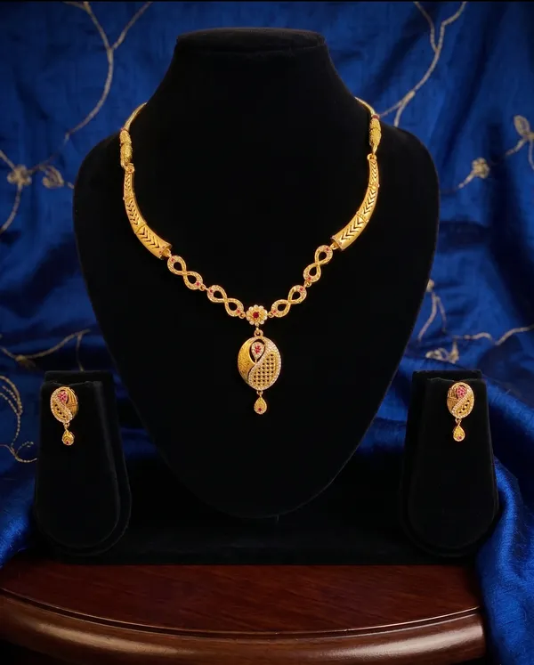 Golden_Stone_Studded_Necklace_Set_With_Matching_Earrings