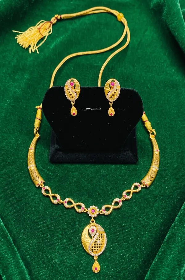 Golden_Stone_Studded_Necklace_Set_With_Matching_Earrings