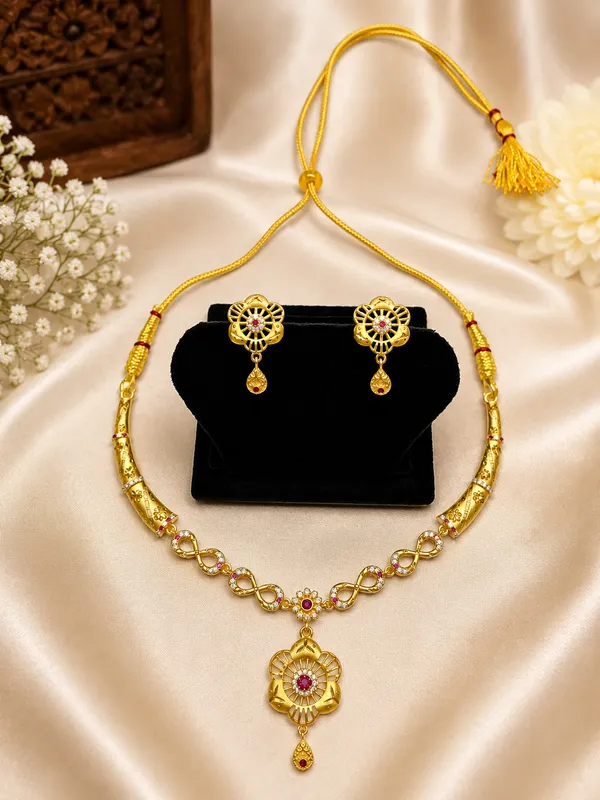 Golden_Floral_Necklace_Set_With_Matching_Earrings