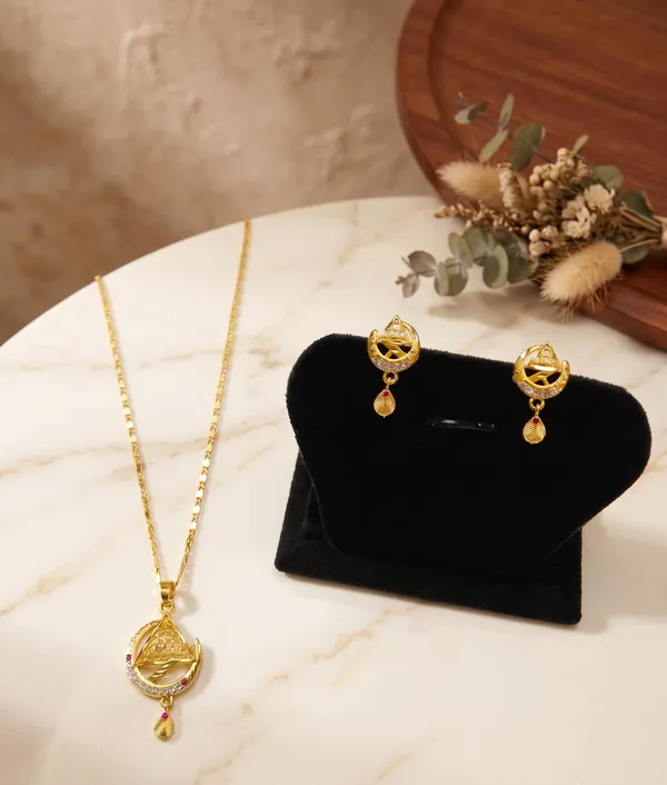 Gold_Plated_Pendant_Necklace_Set_With_Matching_Earrings