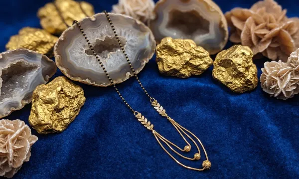 Gold_And_Black_Beaded_Mangalsutra_Necklace_For_Women