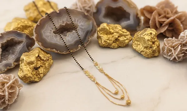 Gold_And_Black_Beaded_Mangalsutra_Necklace_For_Women