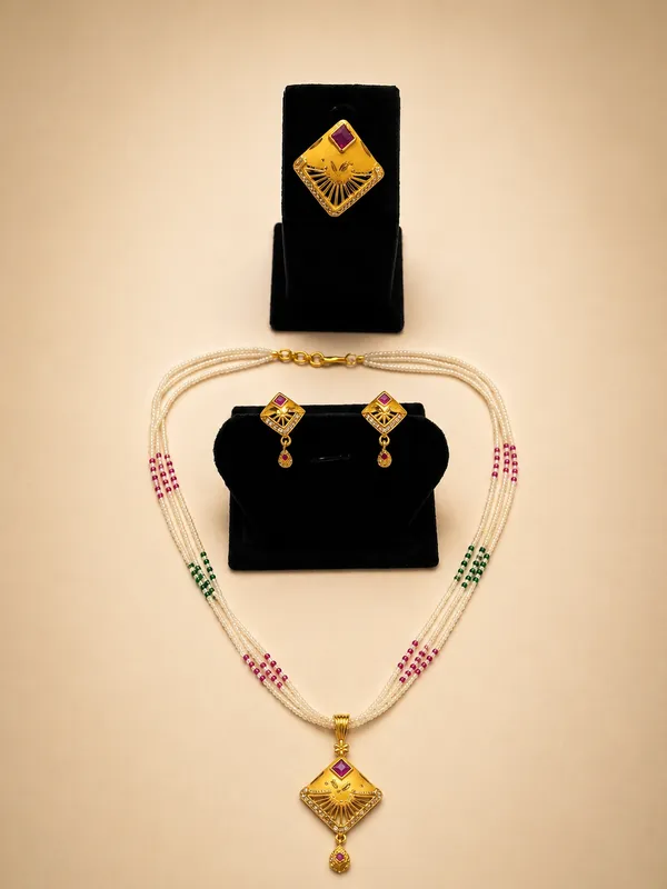 Gold-Toned_Pearl_Beaded_Necklace_Set_With_Diamond_Pendant