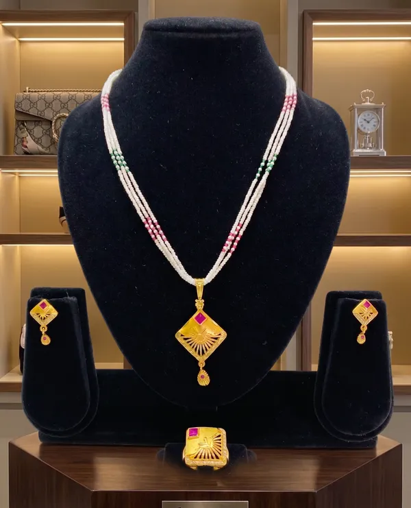 Gold-Toned_Pearl_Beaded_Necklace_Set_With_Diamond_Pendant