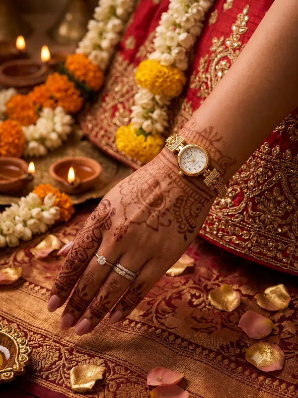 Vaga_Lattice_High_Gold_Plated_AD_Embedded__Watch_with_Diamond-Patterned_Micro-Pave_Links_&_White_Dial