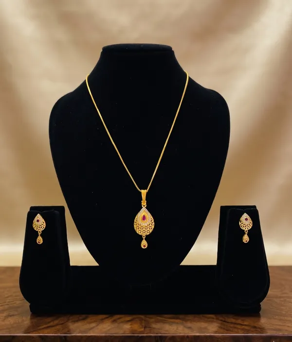 Gold_Plated_Ruby_Stone_Pendant_Set_With_Chain_And_Earrings