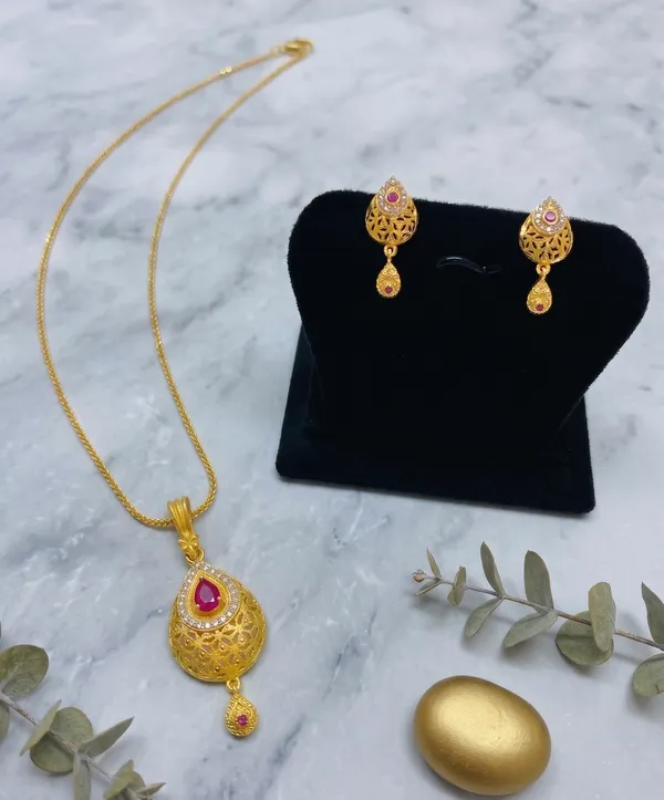 Gold_Plated_Ruby_Stone_Pendant_Set_With_Chain_And_Earrings